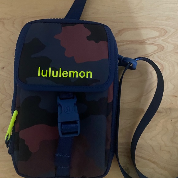 Lululemon blue/neon camo crossbody - Picture 1 of 5